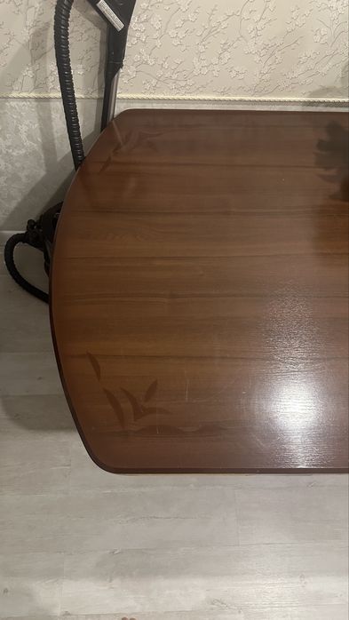 Классический стол . Прочный, устойчивый