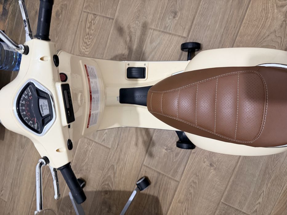 Scuter electric Vespa pentru cei mici, autonomie buna, roti ajutatoare