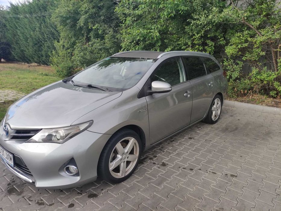 Vând Toyota Aurys Hibrid 2014
