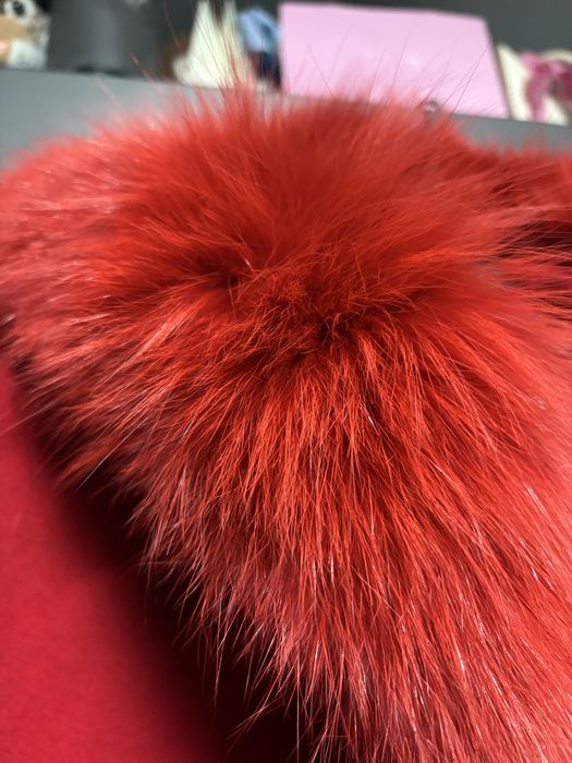 Червено палто с качулка от естествен пух