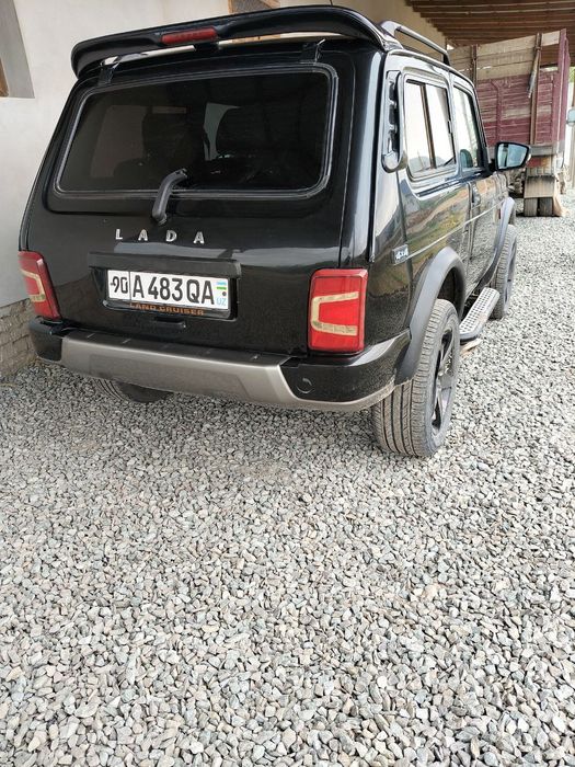 Lada Niva sotladi