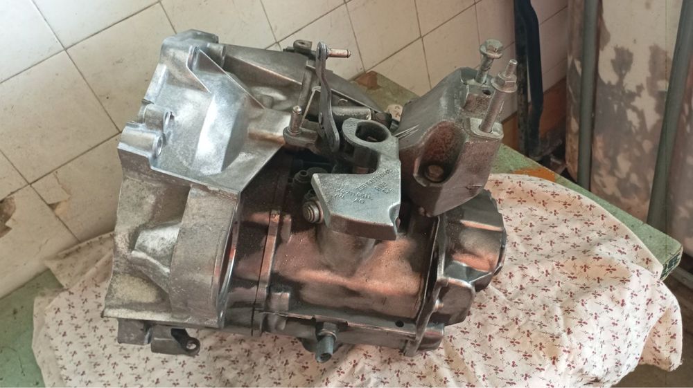 Продавам скоростна кутия Vw Golf 5 1.6 fsi 6 скорости