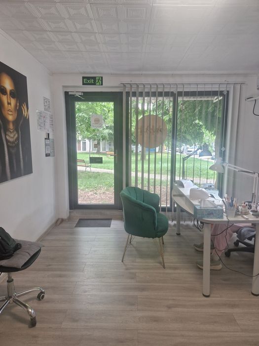 Vând spațiu comercial în Reșița, zona govândar (victoria)