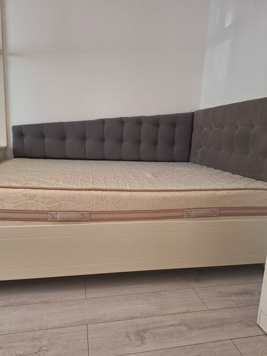 Vand pat dormitor cu mobilier si canapea