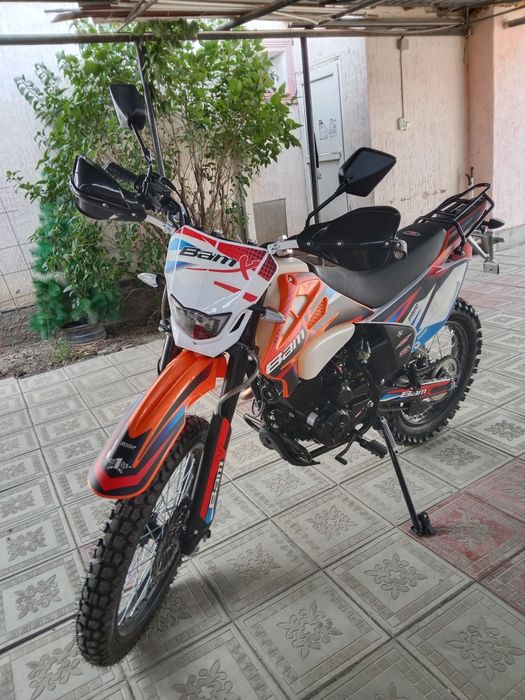 Мотоцикл со шлемом