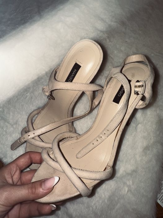 Сандали с ток на Mango