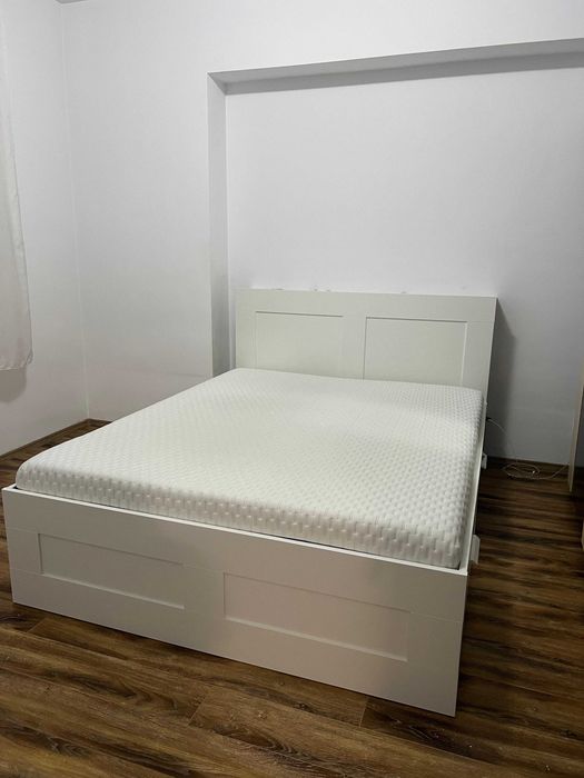 Pat IKEA 160x200 cu tablie, depozitare si 4 sertare - stare foarte buna