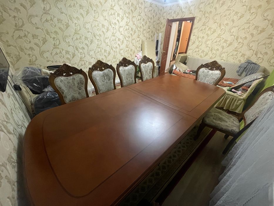 Продам стол в гостиную