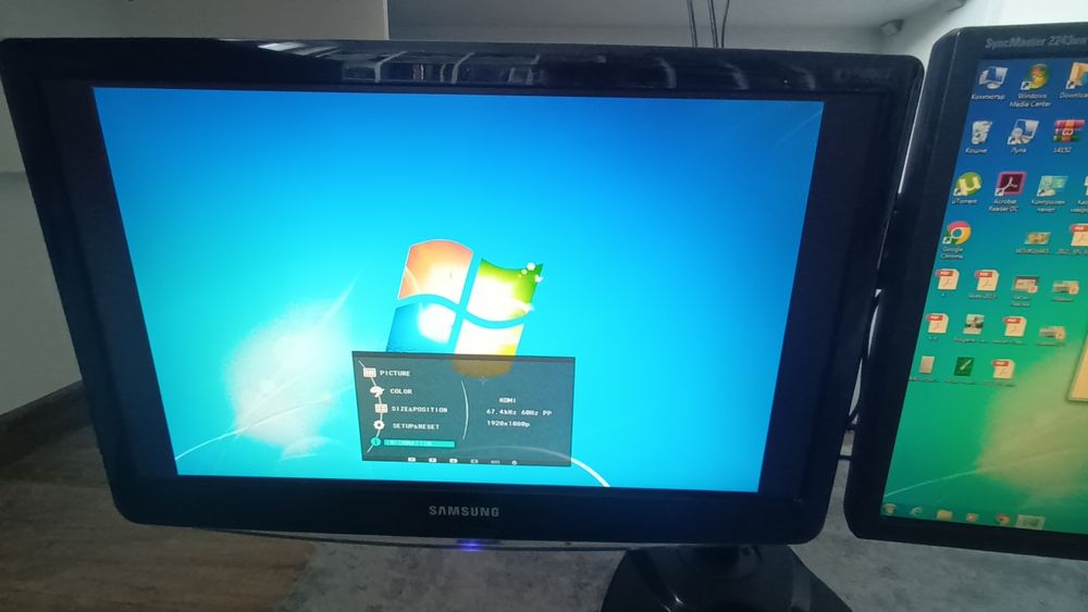 Два Samsung монитора със стойка комплект