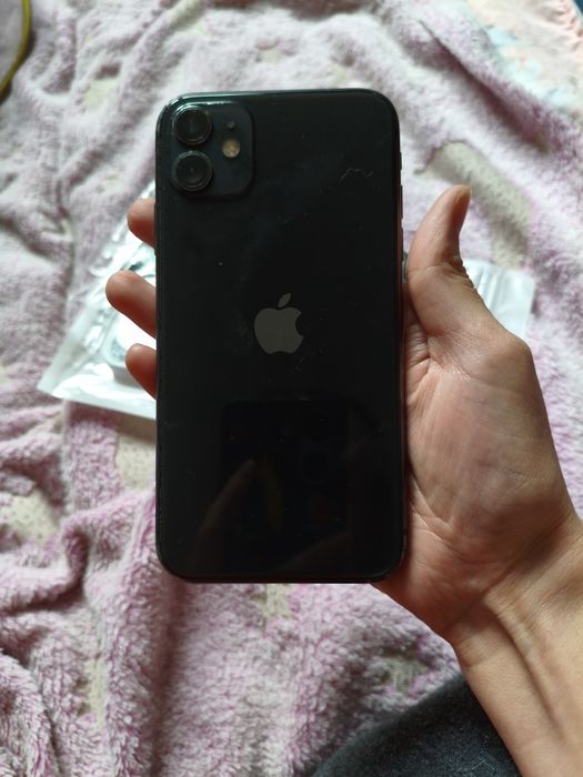 Продам 11 айфон вместе с чехлами