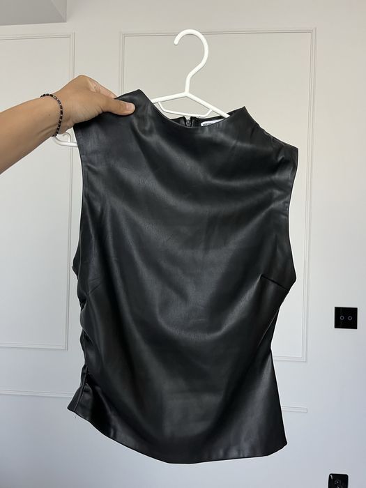 Дамски кожен топ с асиметричен ефект Bershka