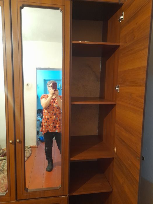 Шифоньер и 2 тумбочки