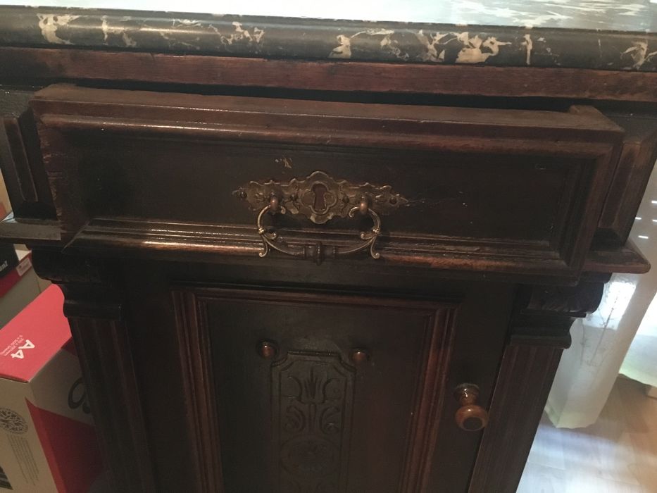 Старинни мебели от дърво