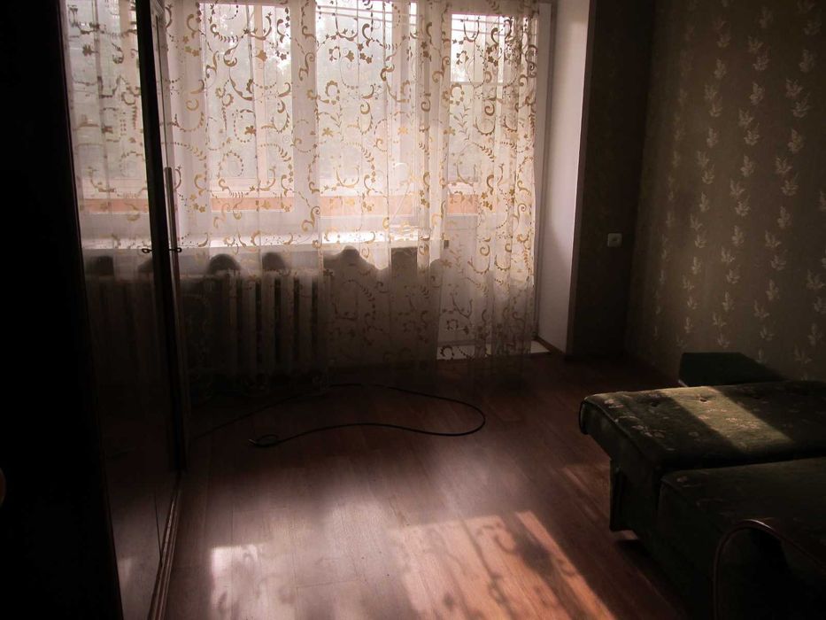 Продается однокомнатная квартира в Чирчике на третьем этаже 8 мик-он.