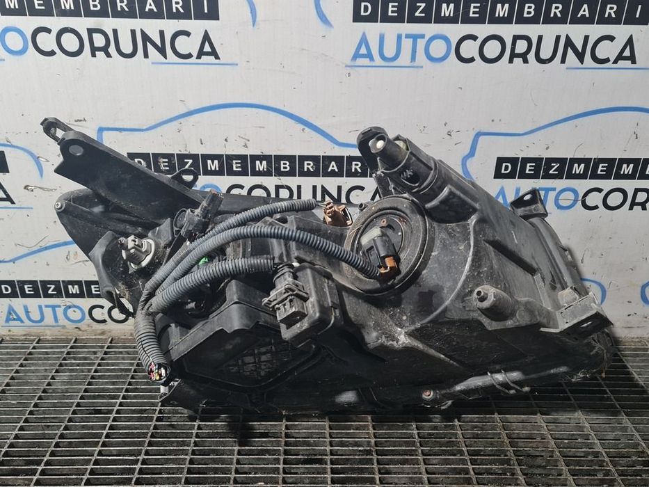 Far Stanga Toyota RAV 4 III 2006 - 2012 SUV 4 Usi (1357) Cu lupă