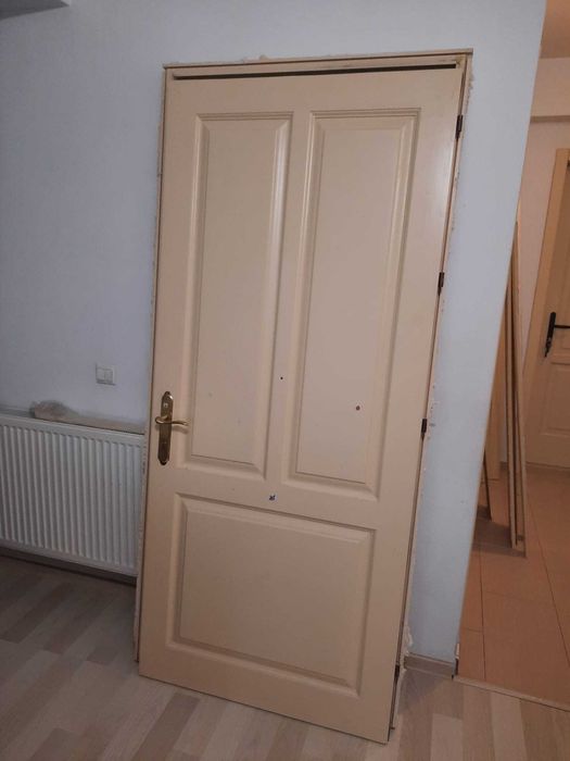 Ușă de intrare din frasin (lemn de esență tare) - crem