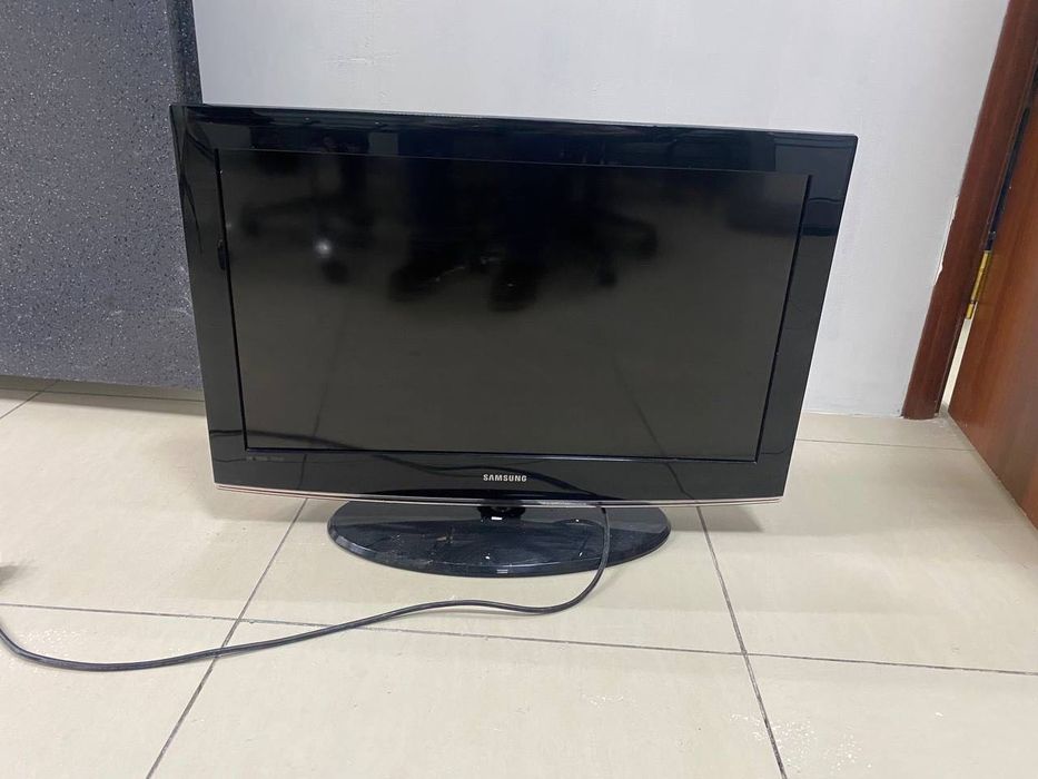 Офисные стулья и телевизор БУ