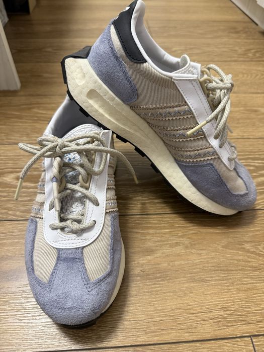 Adidasi Adidas aproape noi