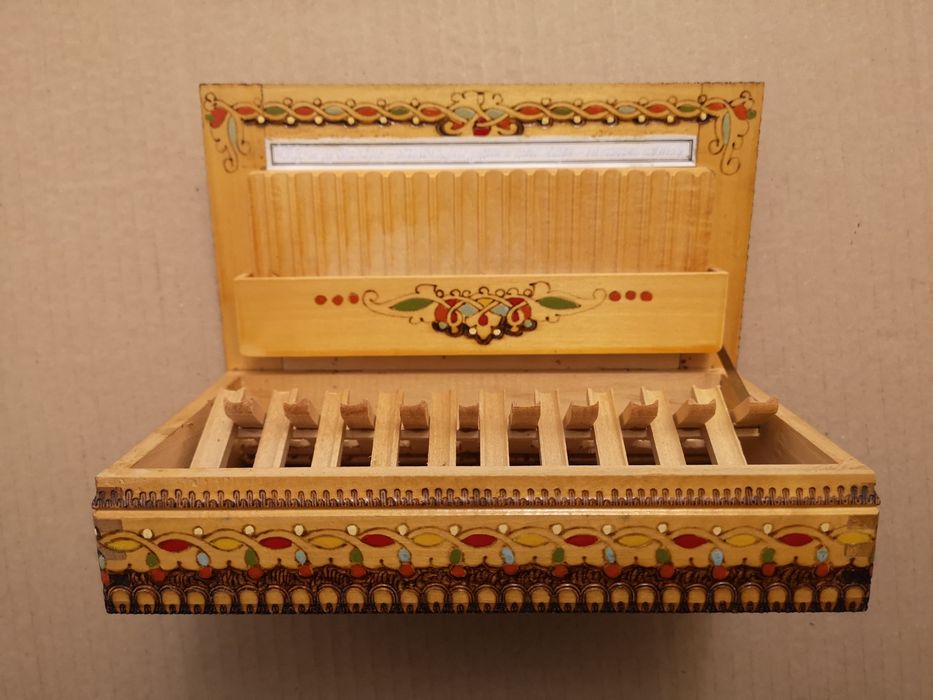 Продавам дървена гравирана табакера за 40 цигари.