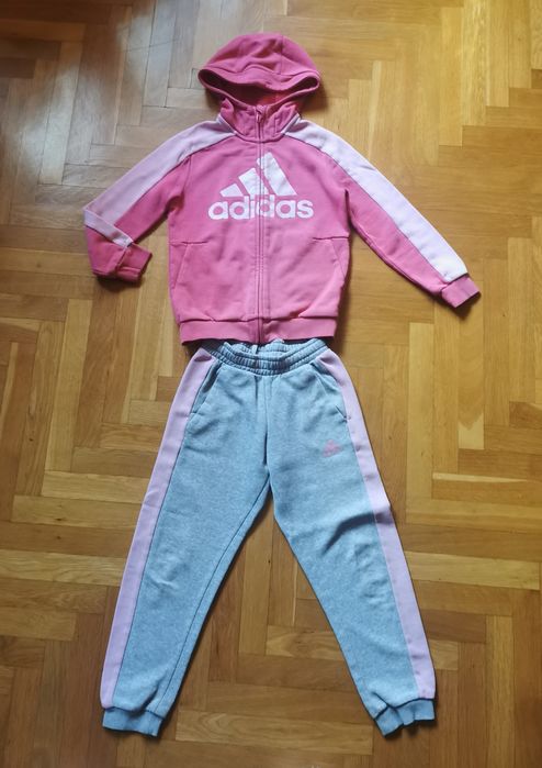 Спортен комплект за момиче ADIDAS LK GFX HDY SET