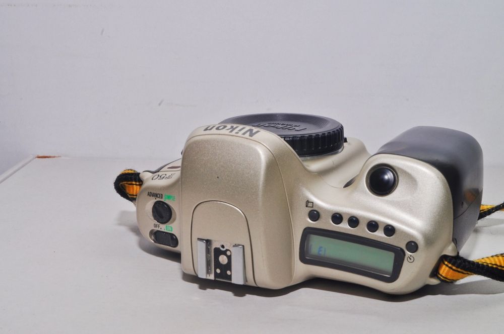 Nikon F 50 aparat foto pe film