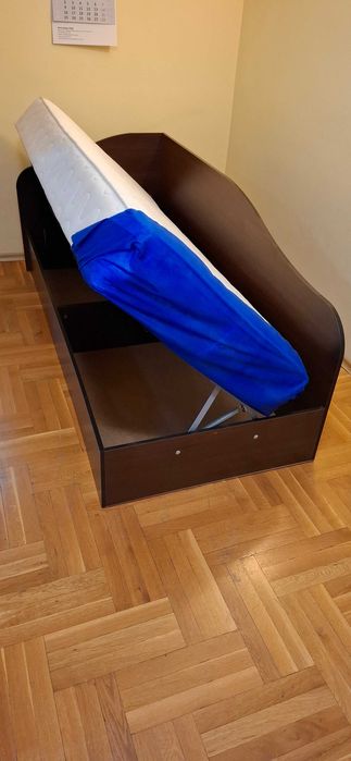 Продавам ъглово легло с ракла и механизъм + матрак 82/190 см