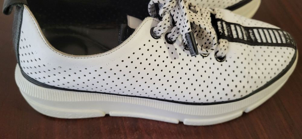 Дамски спортни обувки