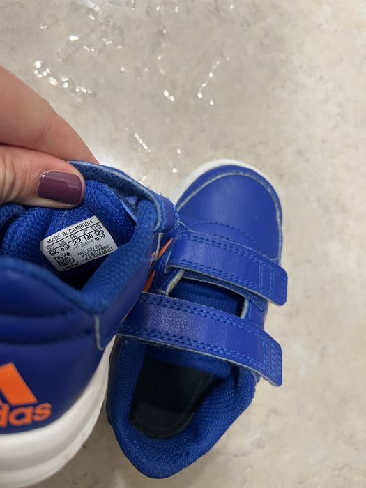Продавам детски кожени маратонки Adidas