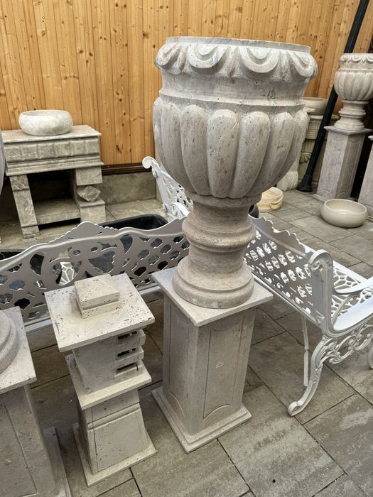 Postament cu jardiniera travertin