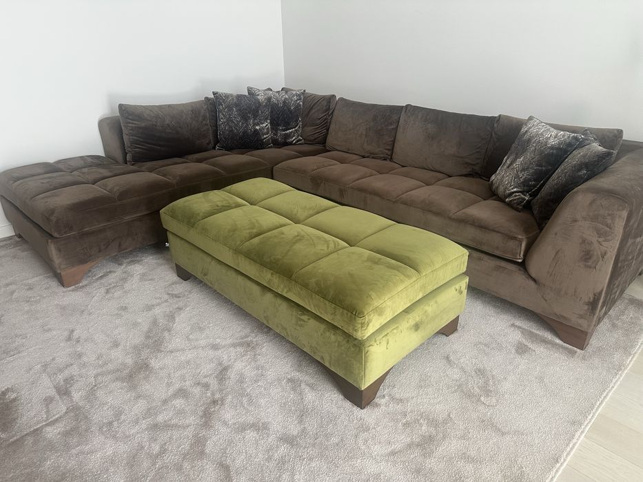 Велюровый диван с оттоманкой