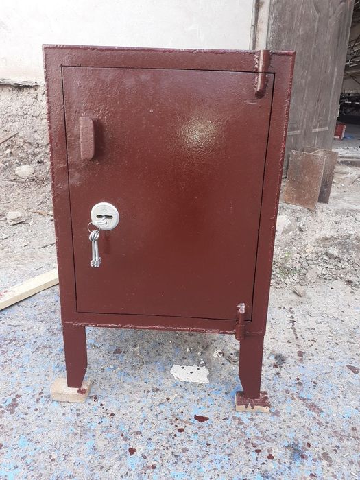 Таза сеиф сатылады 3 килти менен               .