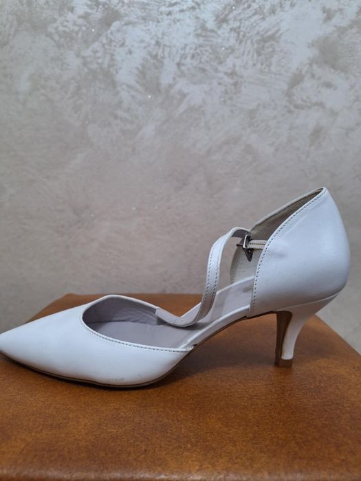 Бели елегантни токчета