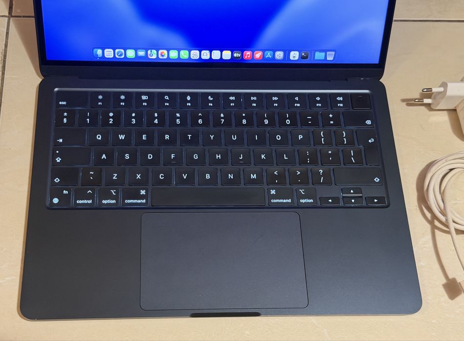 Laptop Apple MacBook Air M2 13 inch, stare foarte buna bateria la 100%