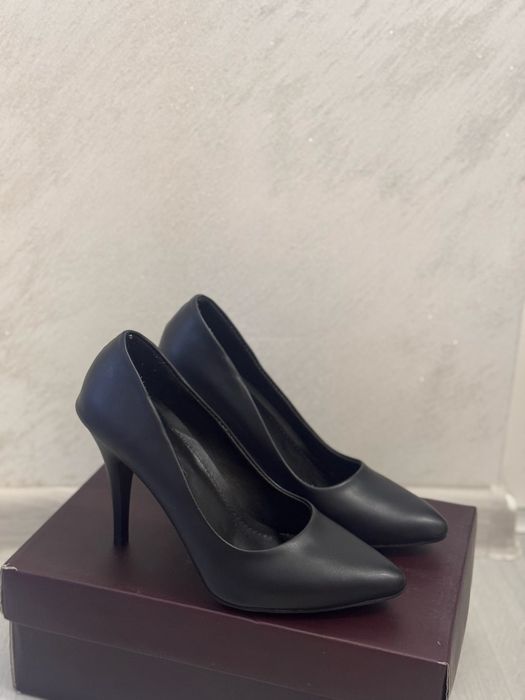 Елегантни обувки с висок ток