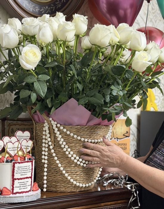 БЕЛЫЕ РОЗЫ в кашпо 51 шт