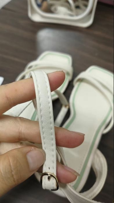 Продам босоножки