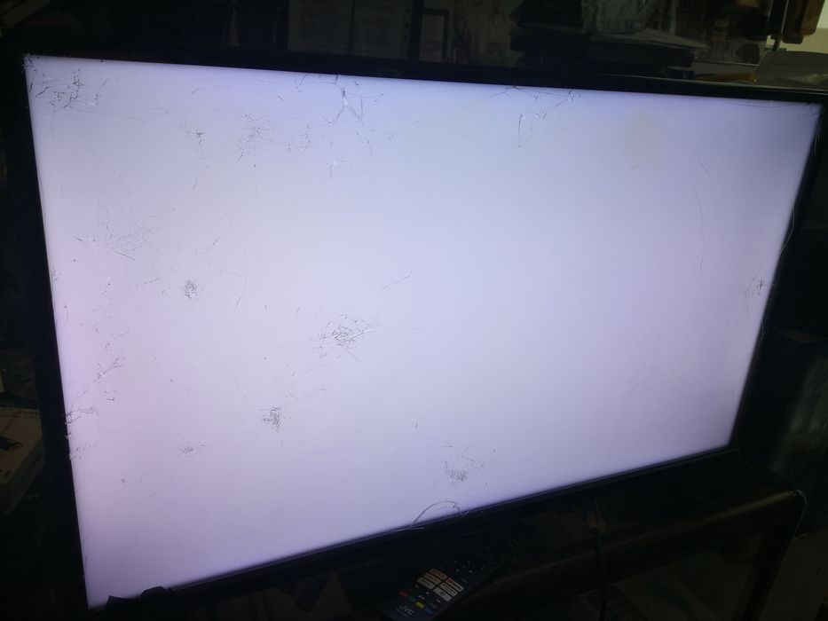 JVC LT-32VAF3300 счупен екран, работещ цял или на части.