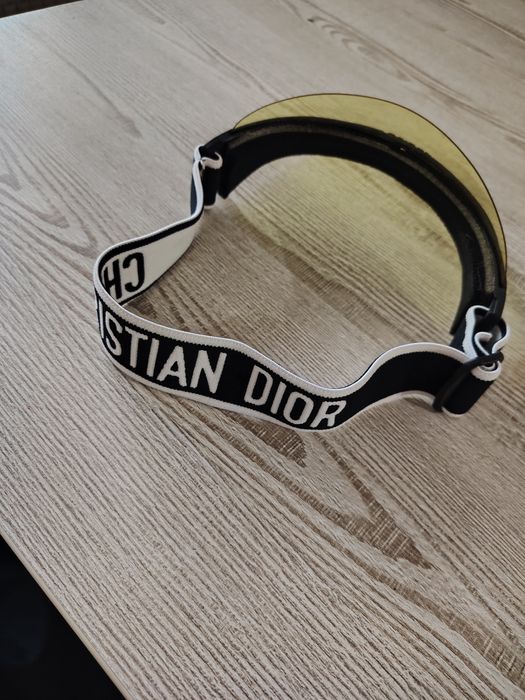Козирка Dior налична