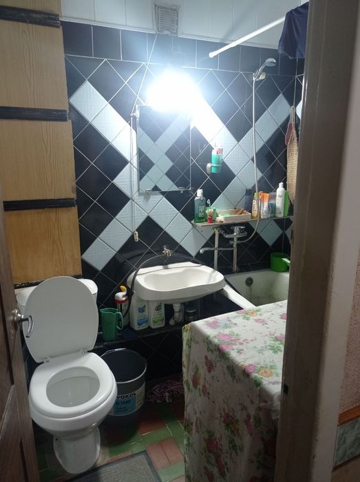 Продам чиланзар 6.  Трёх комнатная.  Балкон 2*6