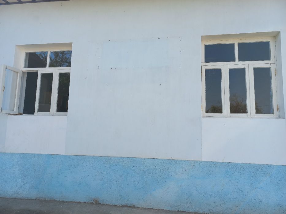 Рама с окнами, и акфа подоконикками в комплекте.