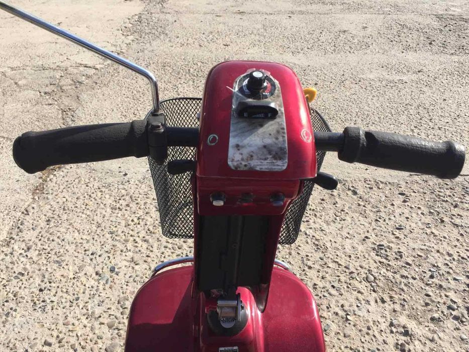 Скутер за трудно подвижни хора или инвалиди