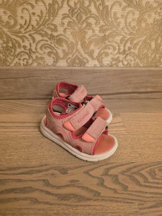 Продам десткие санадали  reima