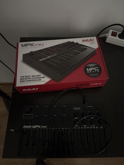 2x Adam audio t5v cu stative, akai mpk mini mk3 black edition, scarlett focusrite solo interfata audio
