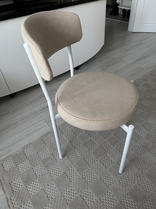 Новые стулья в упаковке