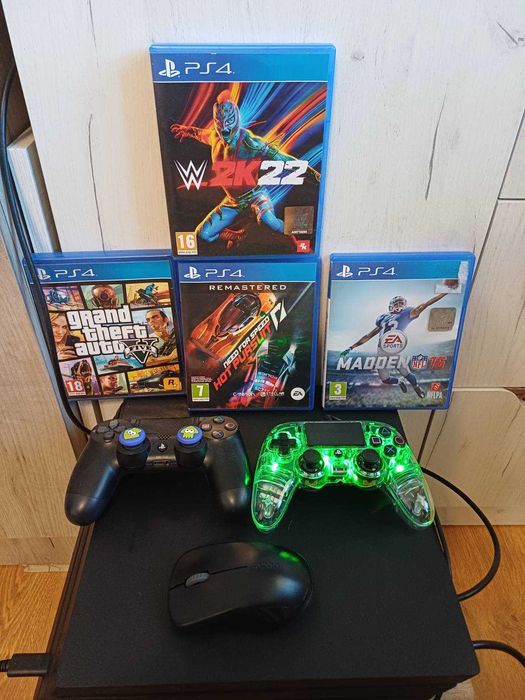 Конзола PS4, четири игри и два джойстика