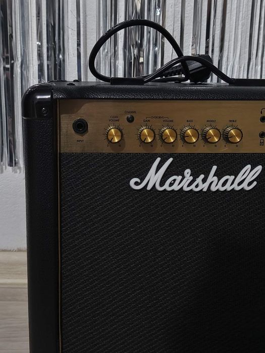 Продам комбоусилитель Marshall MG15G черный