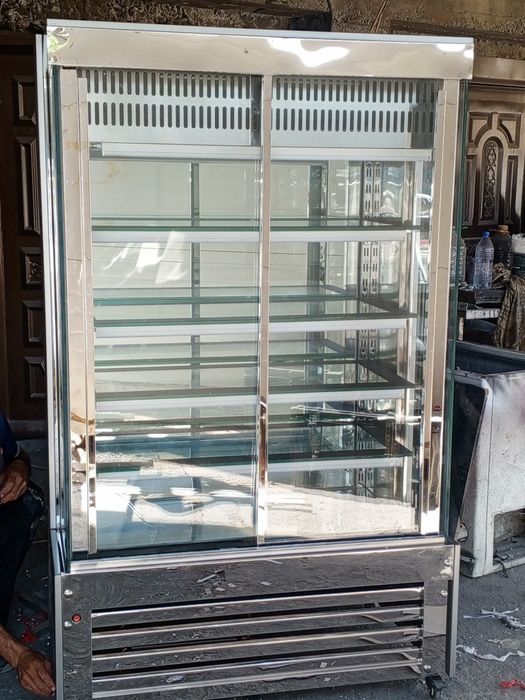 Vetrina xaladelnik shashlik va tort maxsulotlari uchun