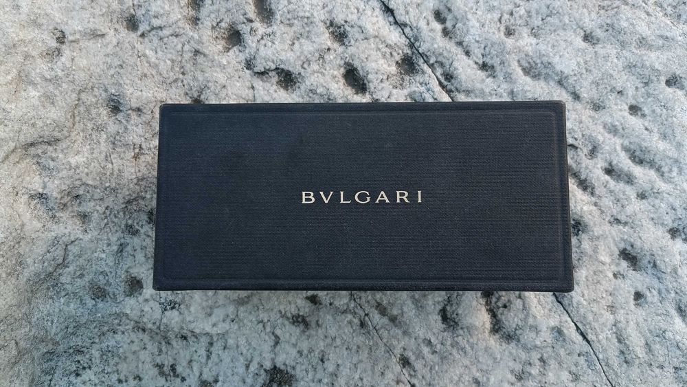 Bvlgari, серия  "Flower"  в цвят бордо. Дръжките са богато украсени с цветя, инкрустирани с розови кристали Swarovski