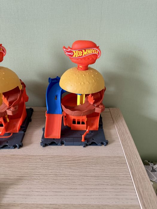 Трек Hot Wheels Burger drive-thru