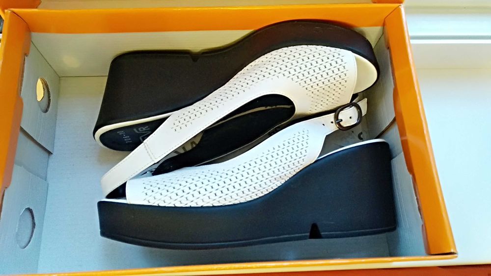 продам босоножки белые